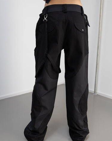Back detail view of our survivor unisex baggy pants / jeans in black color with silver elements and detachable sidepocket 