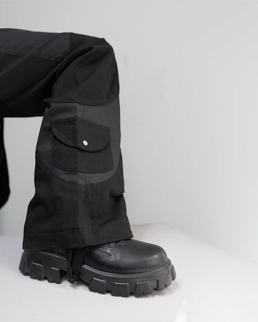 Detail view of our survivor unisex baggy pants / jeans in black color with silver elements and detachable sidepocket 